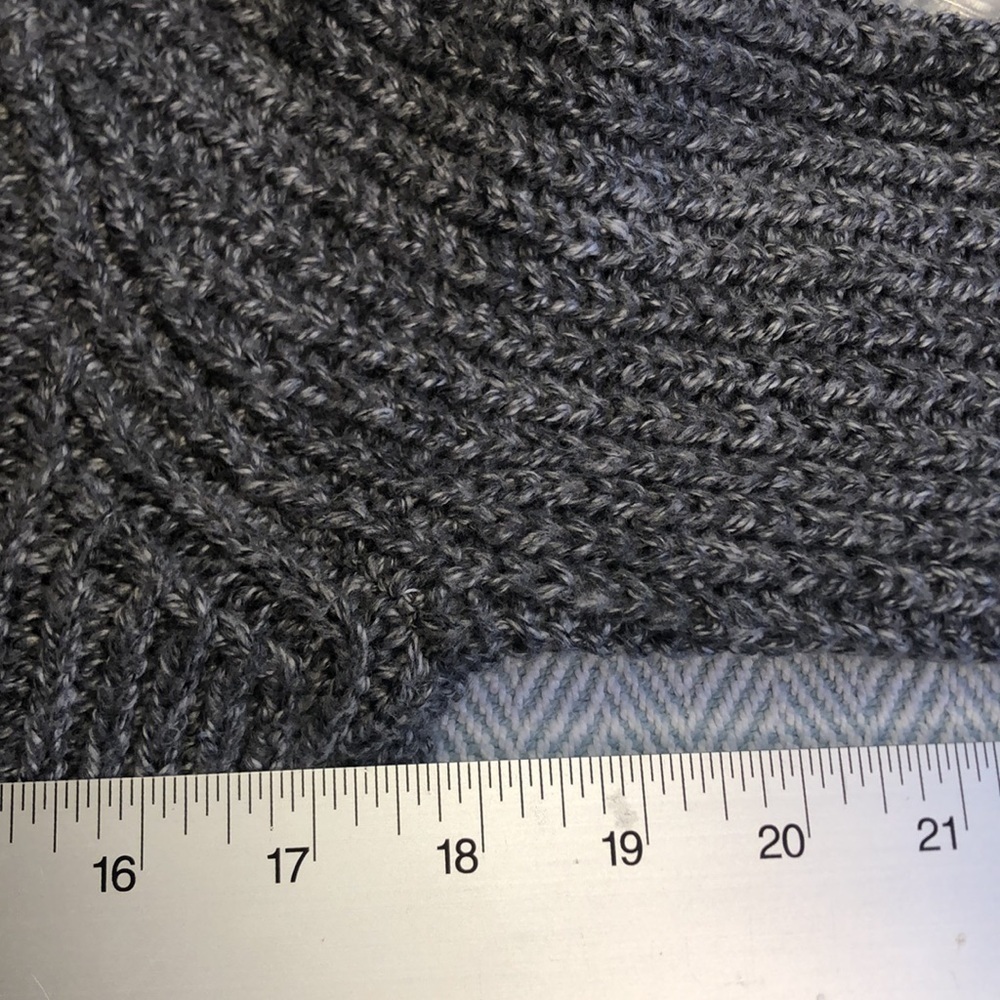 Abercrombie & Fitch Gray Cable Knit Sweater Medium Pit to Pit 17 1/2” Preworn - Picture 12 of 16